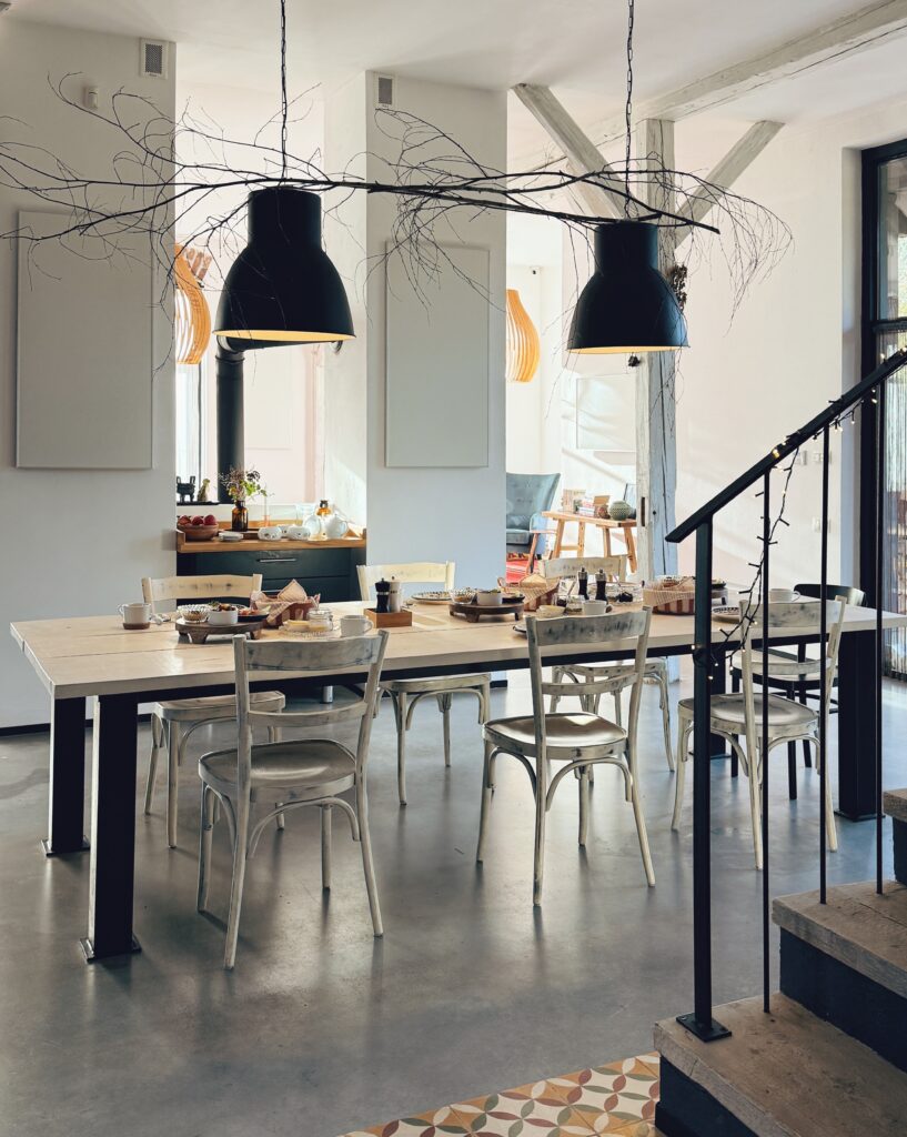 poranny stół w Rajskich Jabłkach na Pogórzu Izerskim, dom gościnny tylko dla dorosłych na Dolnym Śląsku