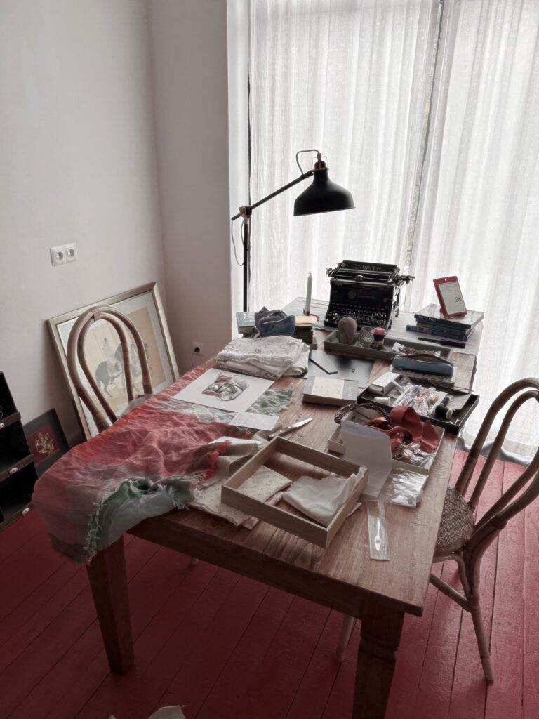 stół z materiałami i maszyną do pisania w Rajskich Jabłkach, Pławna Górna, Dolny Śląsk — dom gościnny tylko dla dorosłych